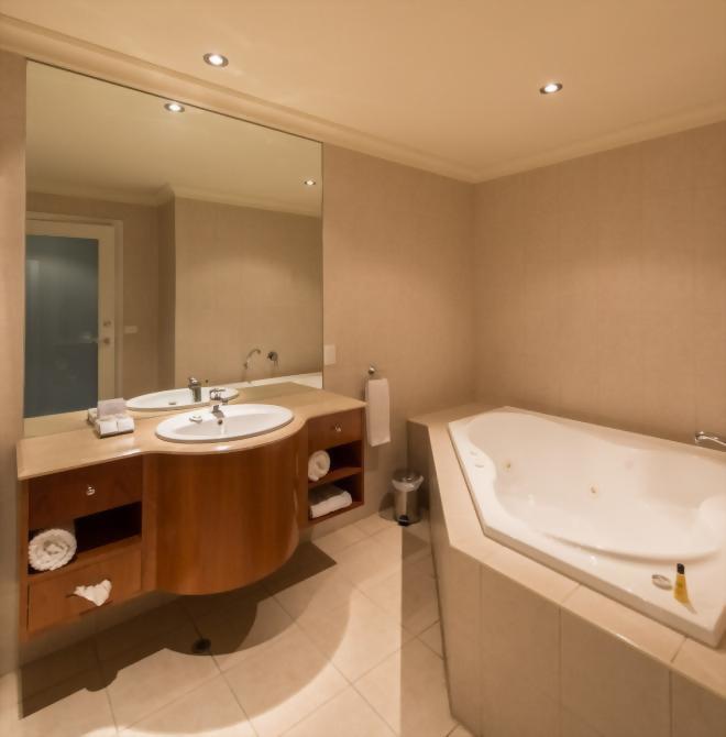 Century Inn Traralgon - King Spa Suite